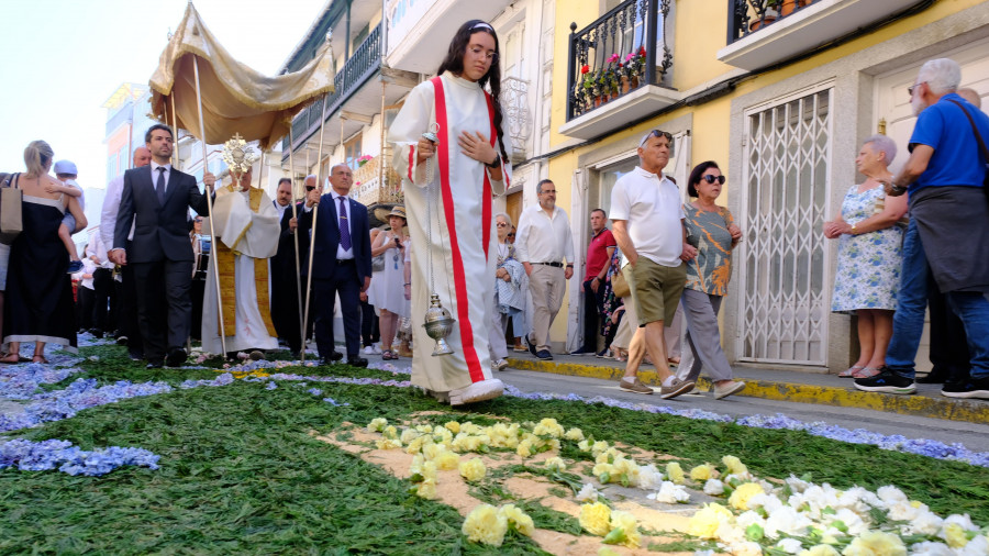 El Corpus Christi camina sobre flores en Ares