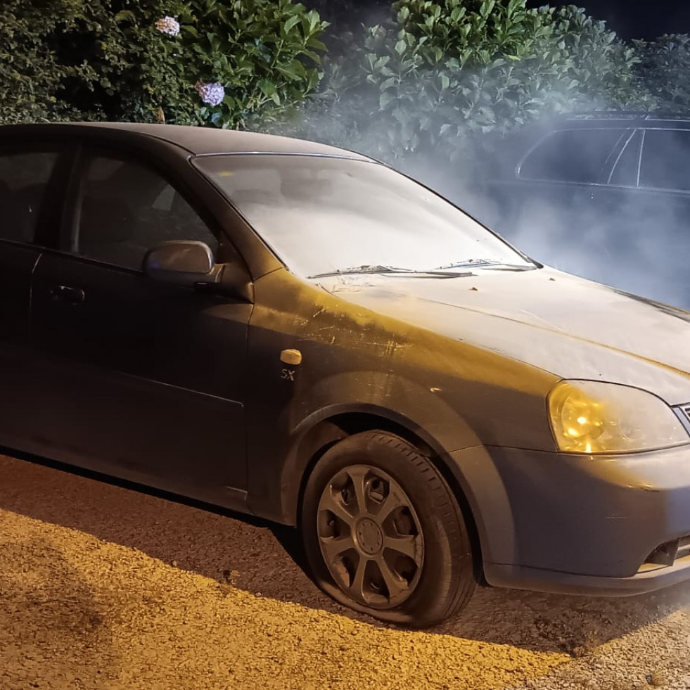 Arde un coche en Ferrol en una noche de San Xoán 