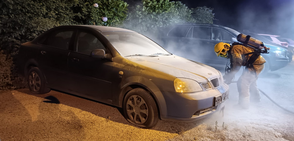 Arde un coche en Ferrol en una noche de San Xoán 