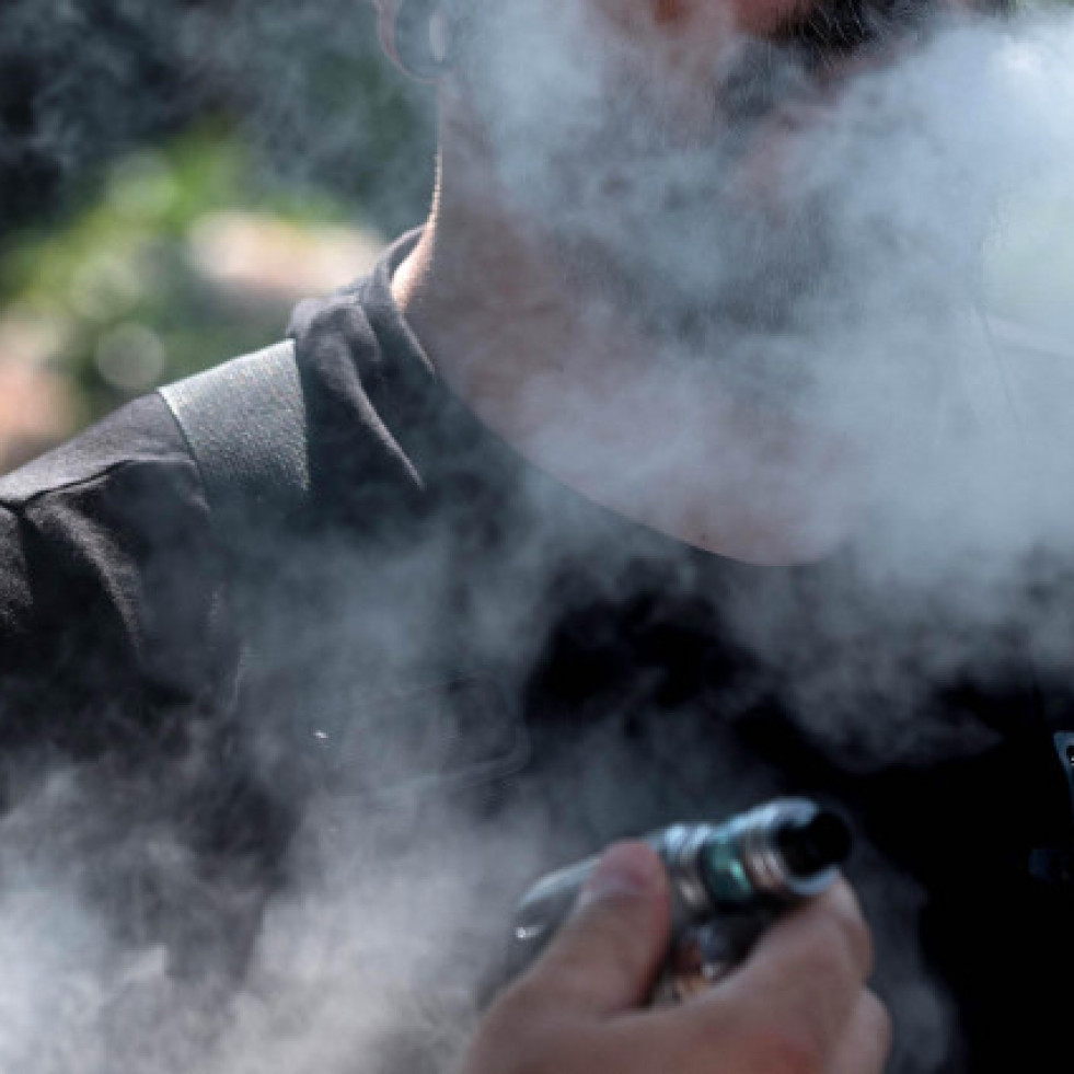 Sanidad tramitará la ley que prohibirá fumar y vapear en terrazas “en unas semanas”