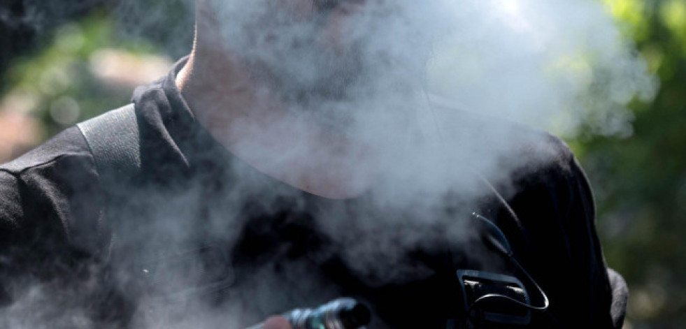 Sanidad tramitará la ley que prohibirá fumar y vapear en terrazas “en unas semanas”