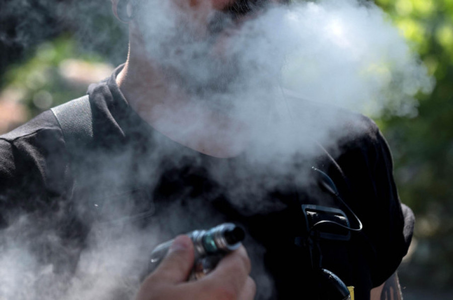 Sanidad tramitará la ley que prohibirá fumar y vapear en terrazas “en unas semanas”