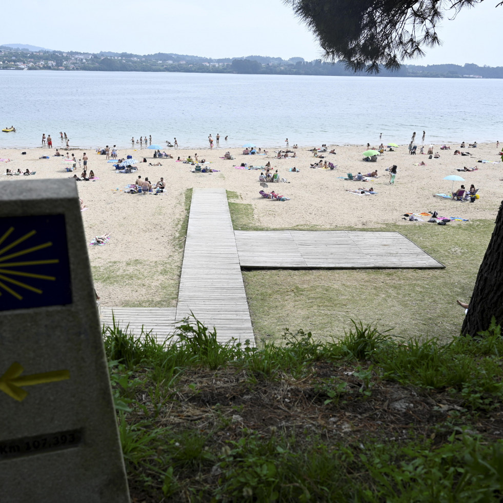La playa de Caranza contará en las próximas semanas con una nueva pasarela accesible