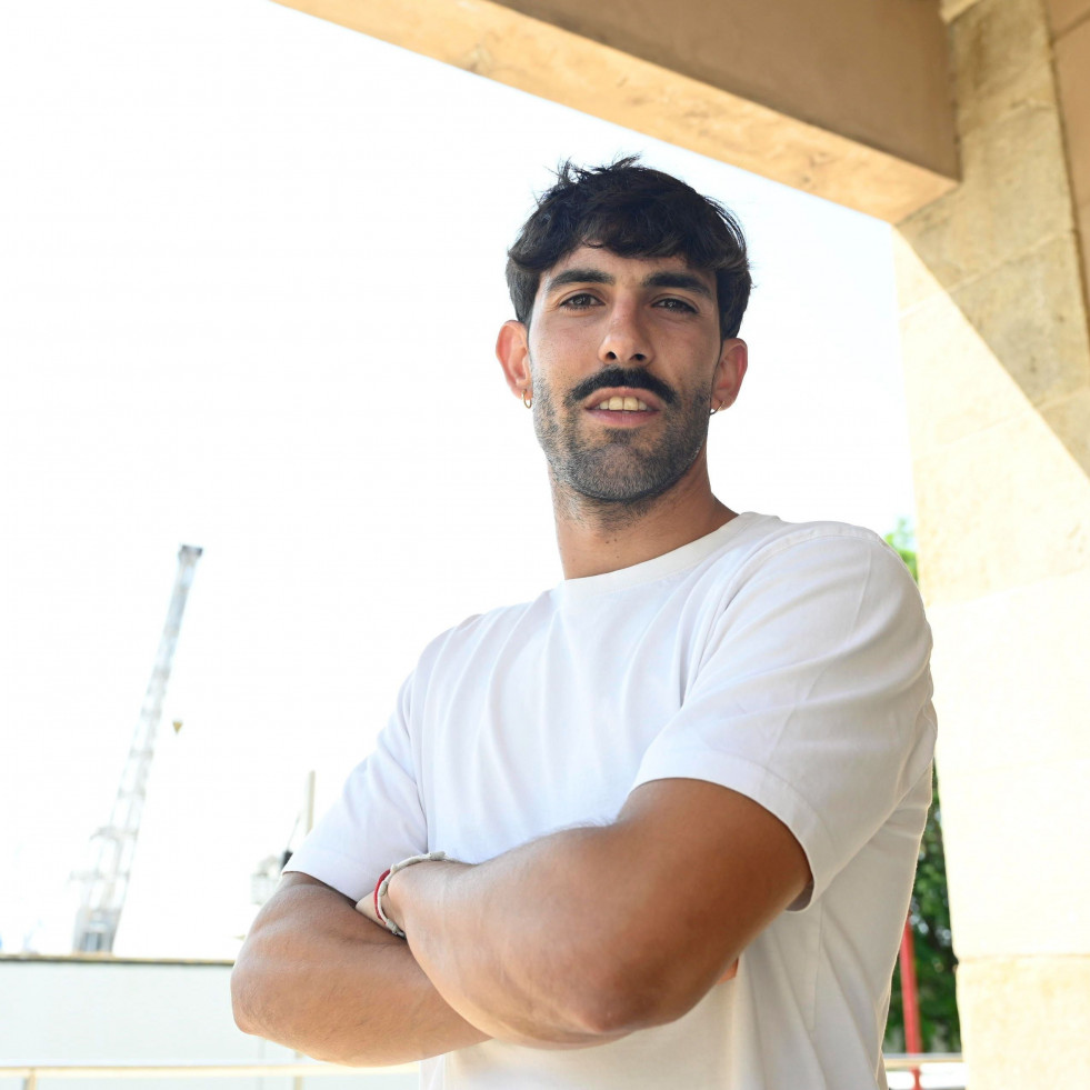 Adrián Montero, jugador de fútbol playa de Primera División española y portuguesa: “Debuté en el Europeo de Nazaré y luego ya empecé por donde era”