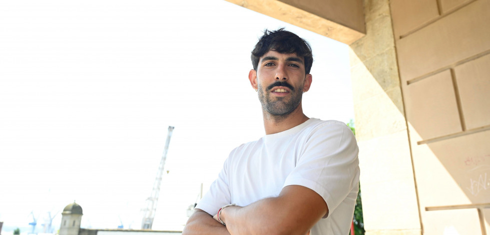 Adrián Montero, jugador ferrolano de fútbol playa en Primera: “Debuté en el Europeo de Nazaré y luego ya empecé por donde era”