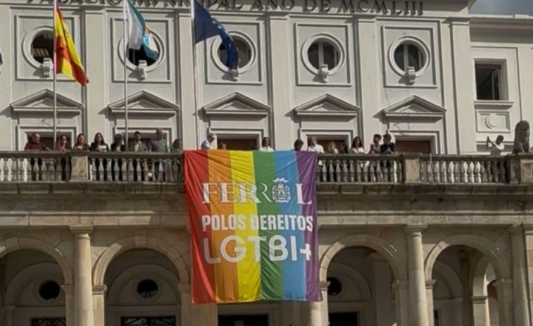 El concello de Ferrol luce su bandera LGTB