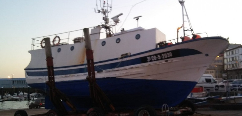 Remolcan al puerto de Cedeira a un pesquero en problemas con cuatro tripulantes a bordo