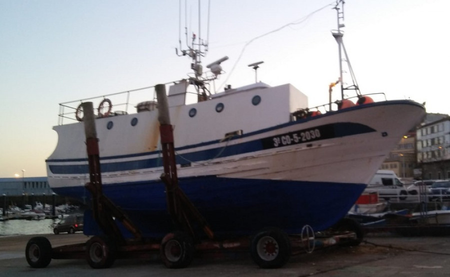 Remolcan al puerto de Cedeira a un pesquero en problemas con cuatro tripulantes a bordo