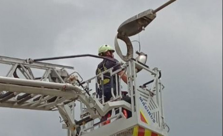Asegurar una farola o limpiar la calzadas: las otras intervenciones que movilizan a los Bomberos de Ferrol