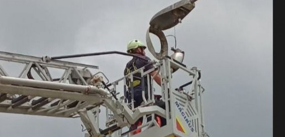 Asegurar una farola o limpiar la calzadas: las otras intervenciones que movilizan a los Bomberos de Ferrol