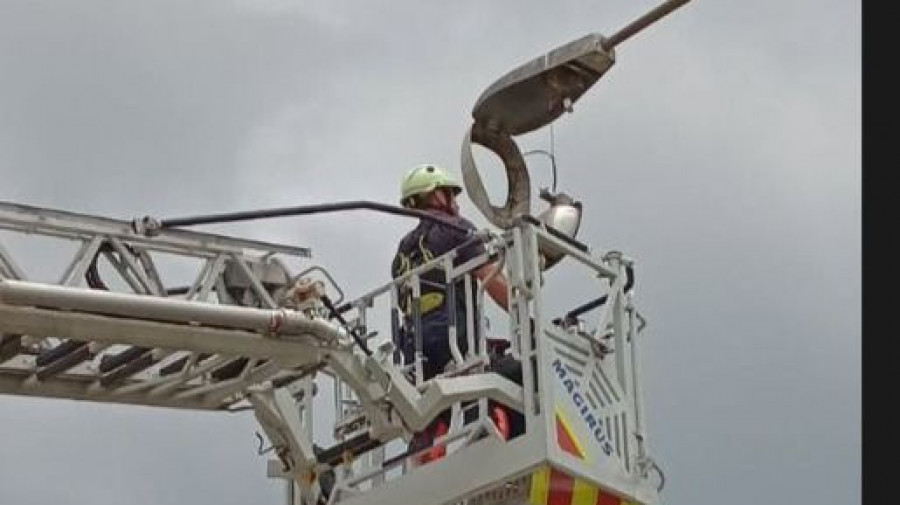 Asegurar una farola o limpiar la calzadas: las otras intervenciones que movilizan a los Bomberos de Ferrol