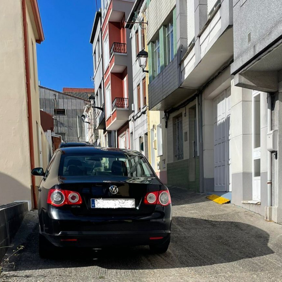 Una empresa especializada actúa en la vivienda de Cariño afectada por la plaga de pulgas