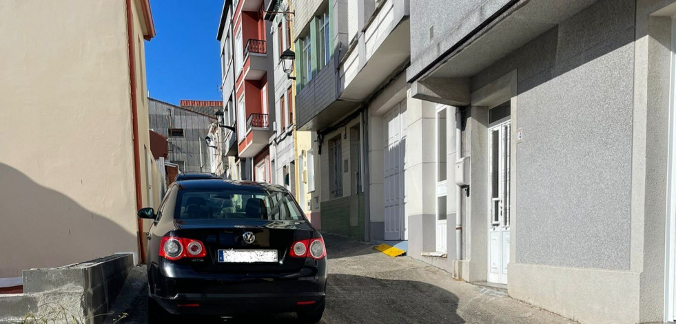 Una empresa especializada actúa en la vivienda de Cariño afectada por la plaga de pulgas