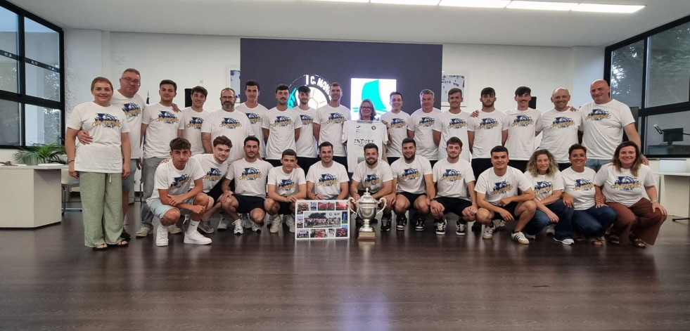 La Cultural Maniños tuvo su merecido homenaje en el Concello de Fene