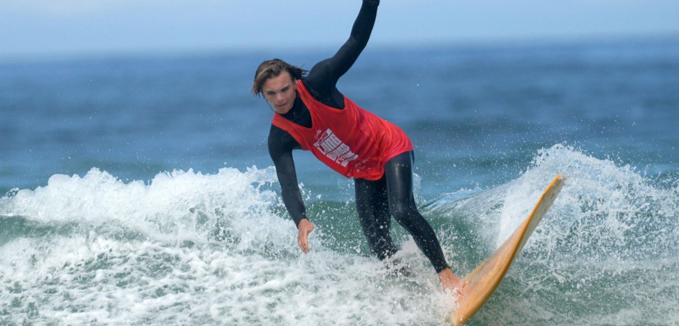 El ferrolano Diego Allegue se queda a un paso de seguir en el Gadis Surf Festival júnior