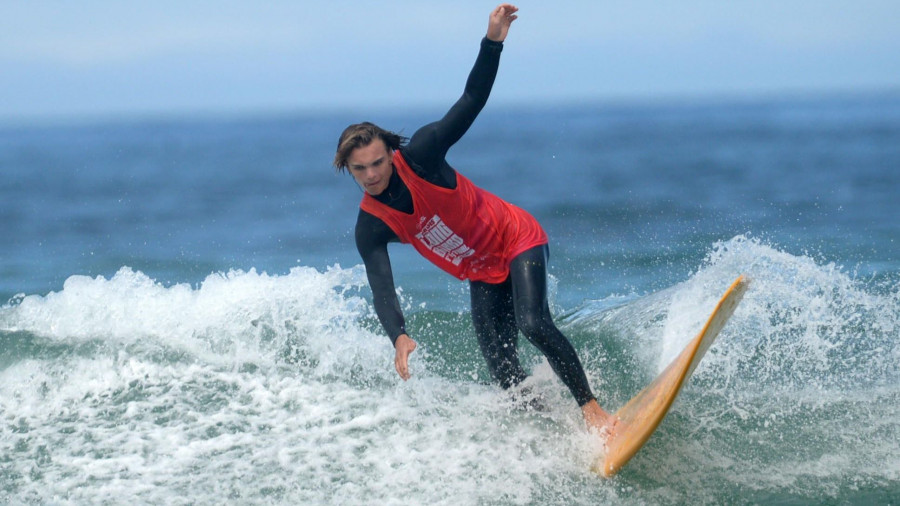 El ferrolano Diego Allegue se queda a un paso de seguir en el Gadis Surf Festival júnior
