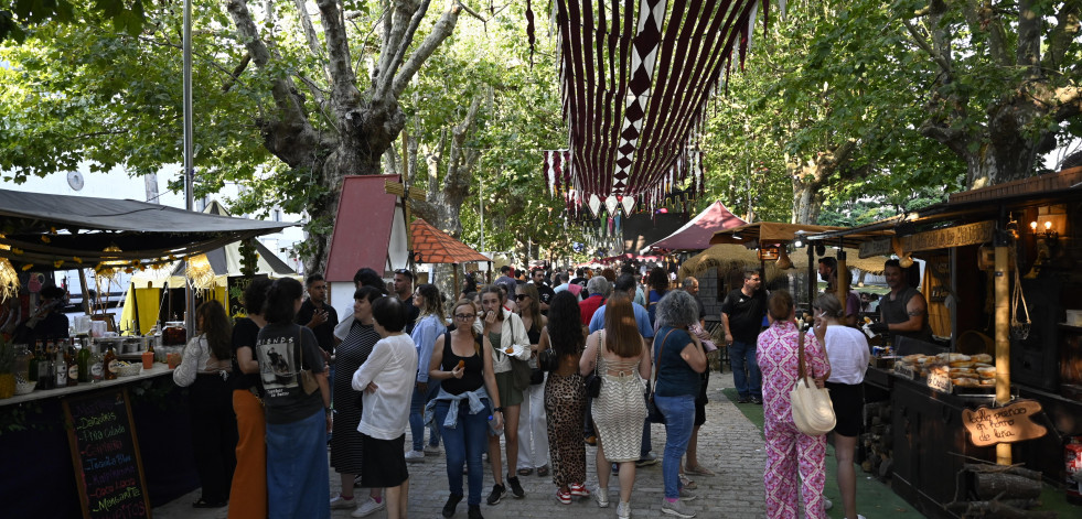 El Mercado Pirata abre sus puestos e inaugura tres días de animación corsaria en Ferrol
