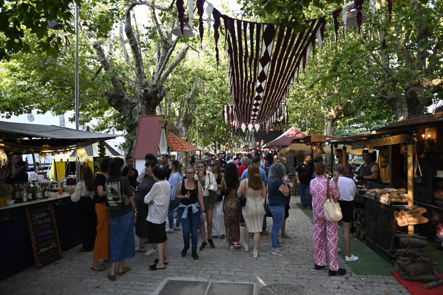 El Mercado Pirata abre sus puestos e inaugura tres días de animación corsaria en Ferrol