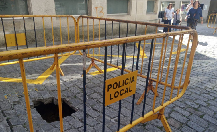 Un socavón en la calle Rubalcava deja a la vista el antiguo alcatruz y corta el tráfico en el centro de Ferrol