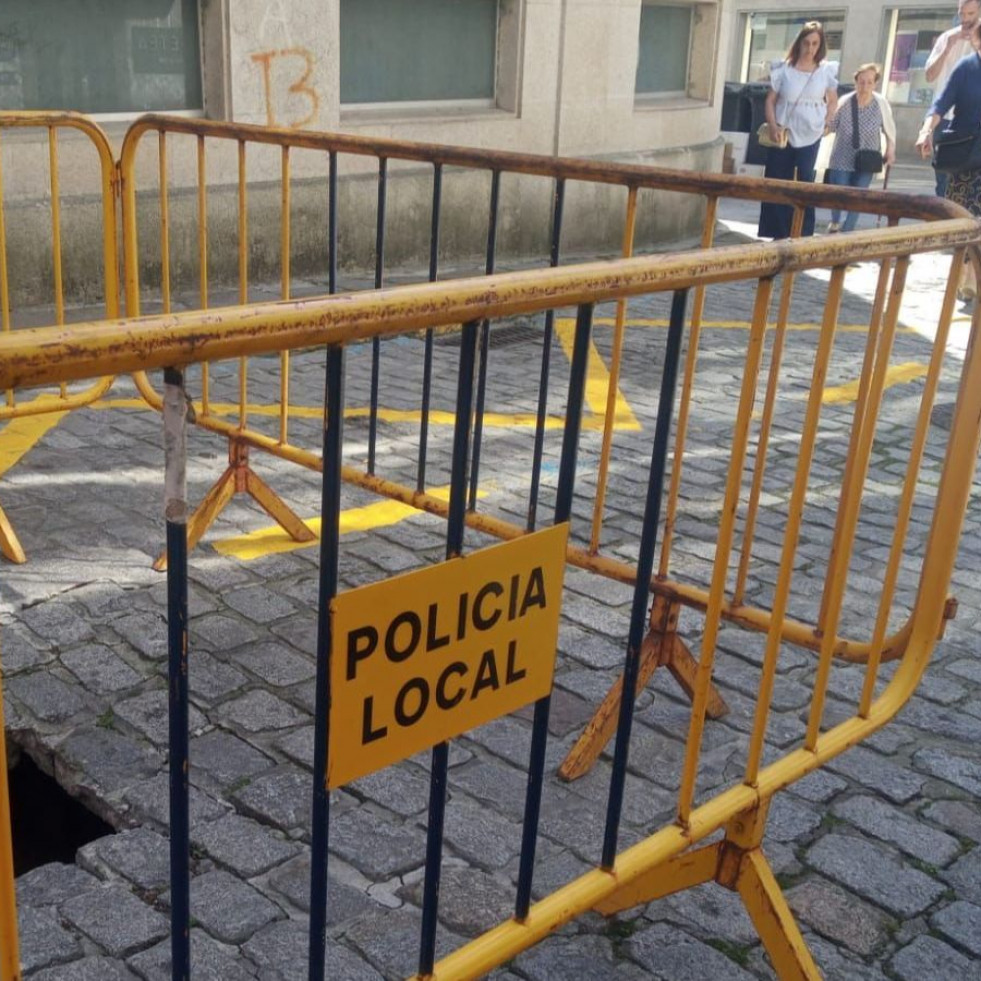 Un socavón en la calle Rubalcava deja a la vista el antiguo alcatruz y corta el tráfico en el centro de Ferrol