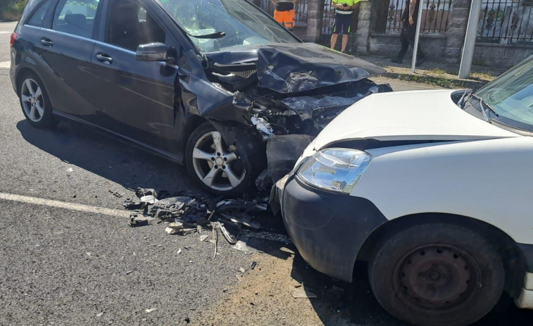 Un aparatoso accidente en Narón obliga a trasladar a cuatro personas al hospital