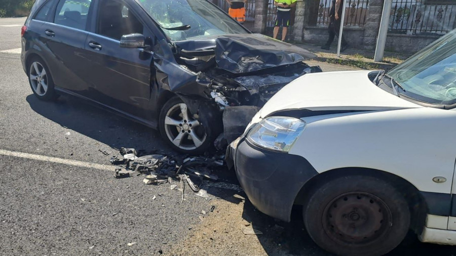 Un aparatoso accidente en Narón obliga a trasladar a cuatro personas al hospital