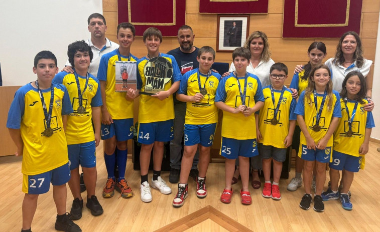 El Concello recibe al Club Balomán Narón tras proclamarse vencedores de la Liga de Plata