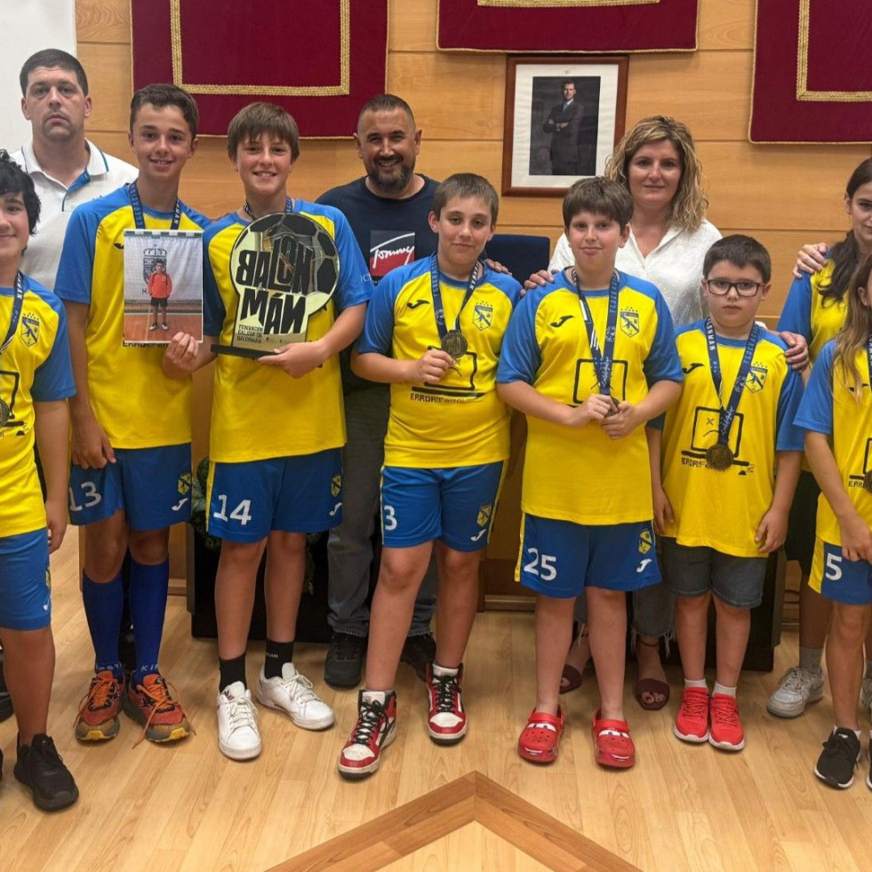 El Concello recibe al Club Balomán Narón tras proclamarse vencedores de la Liga de Plata