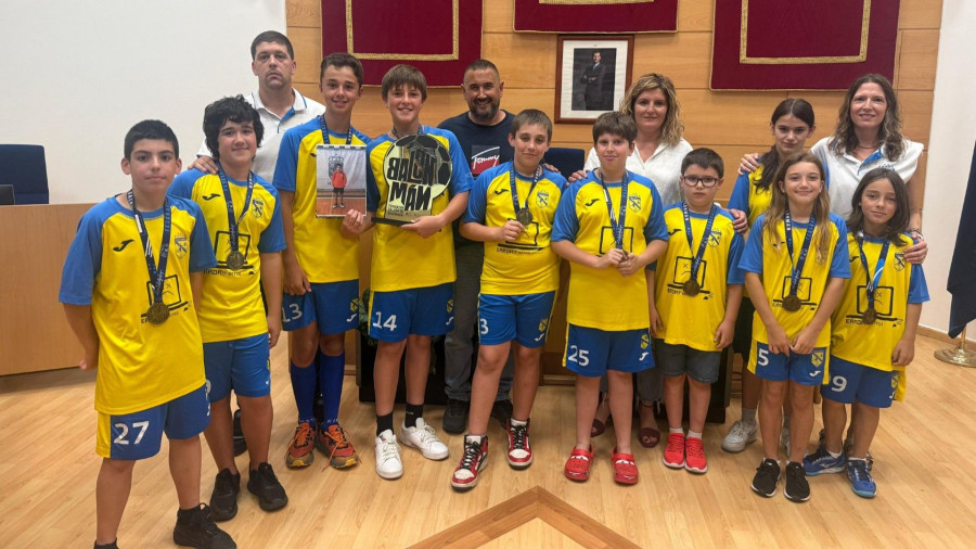 El Concello recibe al Club Balomán Narón tras proclamarse vencedores de la Liga de Plata