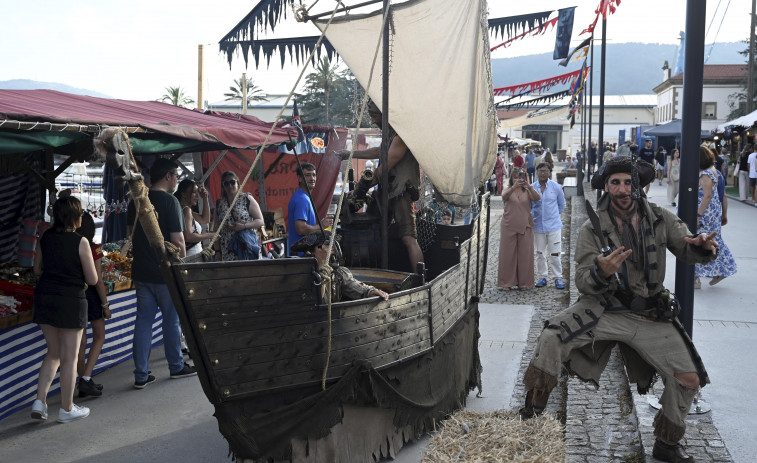Éxito en la primera jornada del Mercado Marinero Pirata que atraca tres días en Curuxeiras