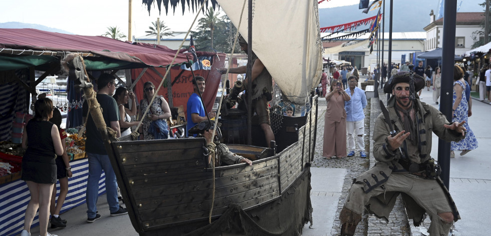 Éxito en la primera jornada del Mercado Marinero Pirata que atraca tres días en Curuxeiras