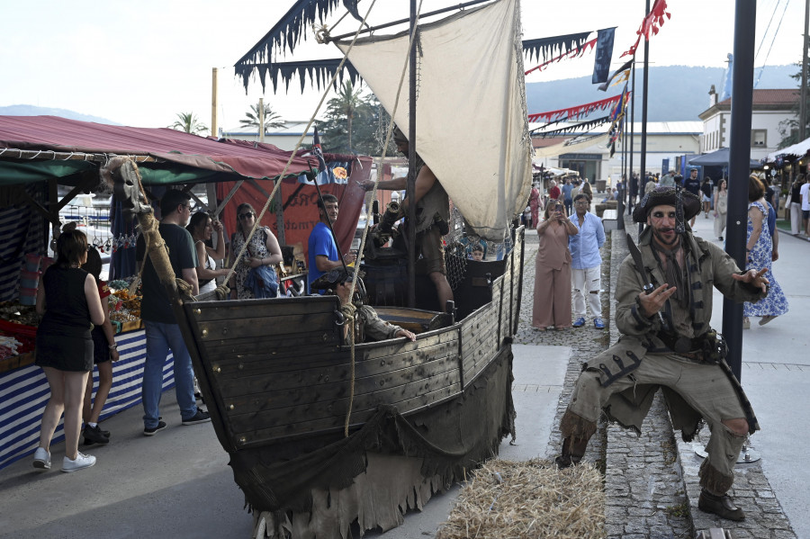 Éxito en la primera jornada del Mercado Marinero Pirata que atraca tres días en Curuxeiras