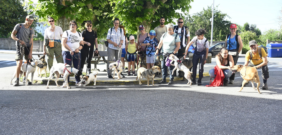 El refugio de Mougá celebra el Día Mundial contra el Abandono Animal con un paseo por el río Xuvia