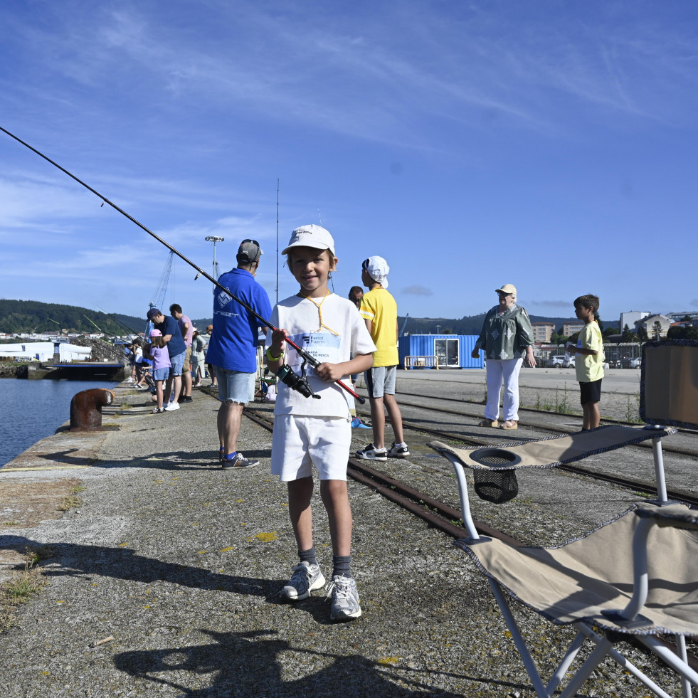 Jornada de pesca infantil en el muelle ferrolano de Curuxeiras