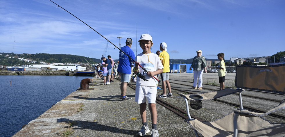 Jornada de pesca infantil en el muelle ferrolano de Curuxeiras