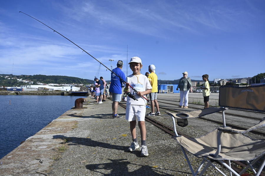 Jornada de pesca infantil en el muelle ferrolano de Curuxeiras