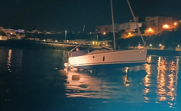 Gardacostas de Galicia asiste a un velero que quedó encallado de madrugada en Mugardos