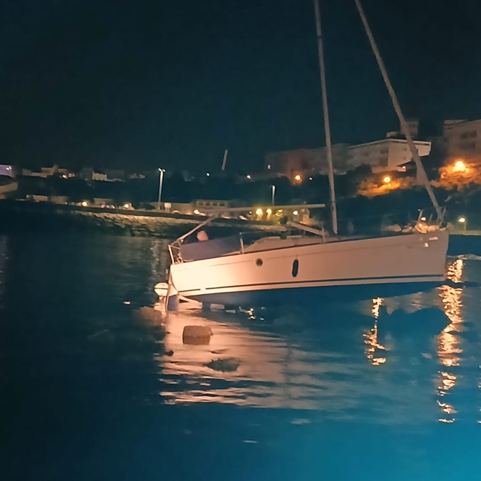 Gardacostas de Galicia asiste a un velero que quedó encallado de madrugada en Mugardos
