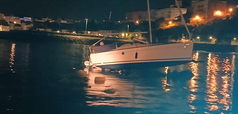 Gardacostas de Galicia asiste a un velero que quedó encallado de madrugada en Mugardos