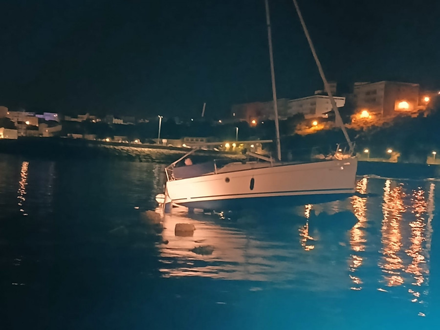 Gardacostas de Galicia asiste a un velero que quedó encallado de madrugada en Mugardos