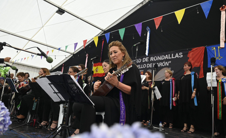 Avanzar en la tradición es una realidad para la rondalla Só Elas