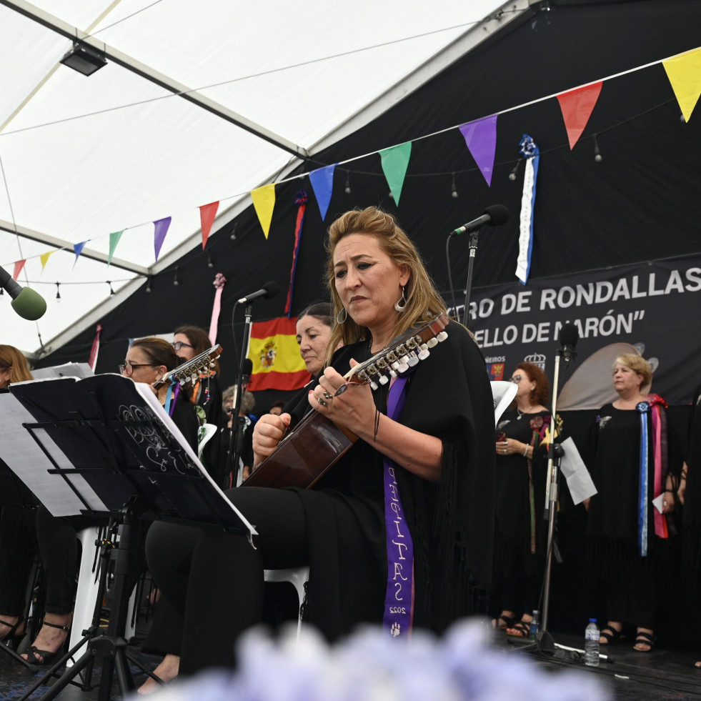 Avanzar en la tradición es una realidad para la rondalla Só Elas