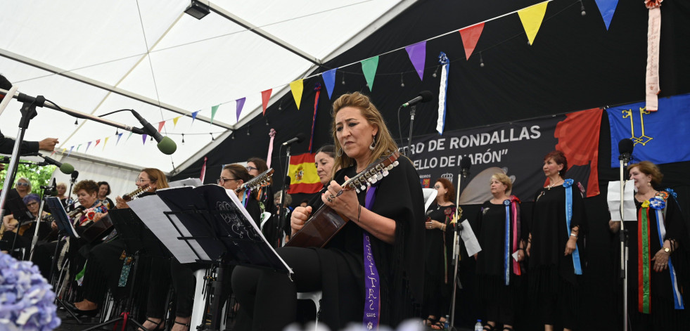 Avanzar en la tradición es una realidad para la rondalla Só Elas