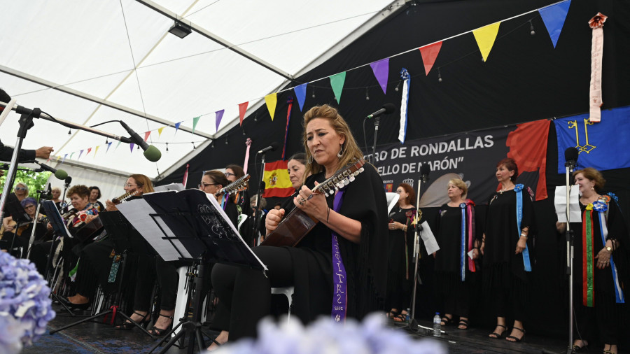 Avanzar en la tradición es una realidad para la rondalla Só Elas