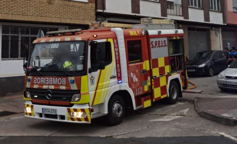 La explosión de un electrodoméstico en la calle San Benigno, en Narón, moviliza al Speis