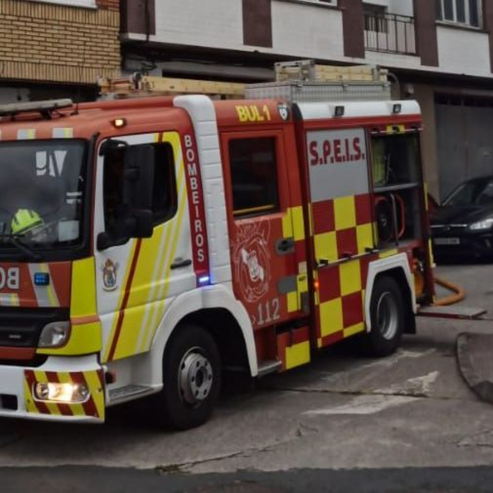 La explosión de un electrodoméstico en la calle San Benigno, en Narón, moviliza al Speis
