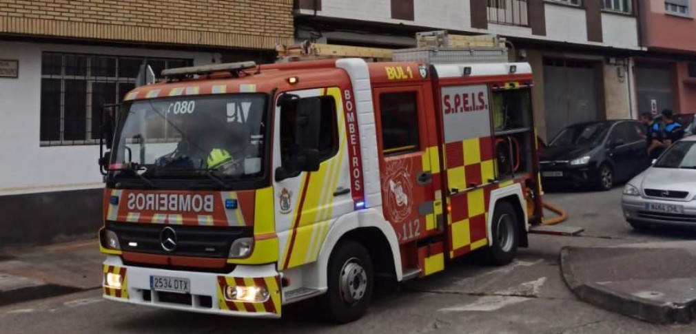 La explosión de un electrodoméstico en la calle San Benigno, en Narón, moviliza al Speis