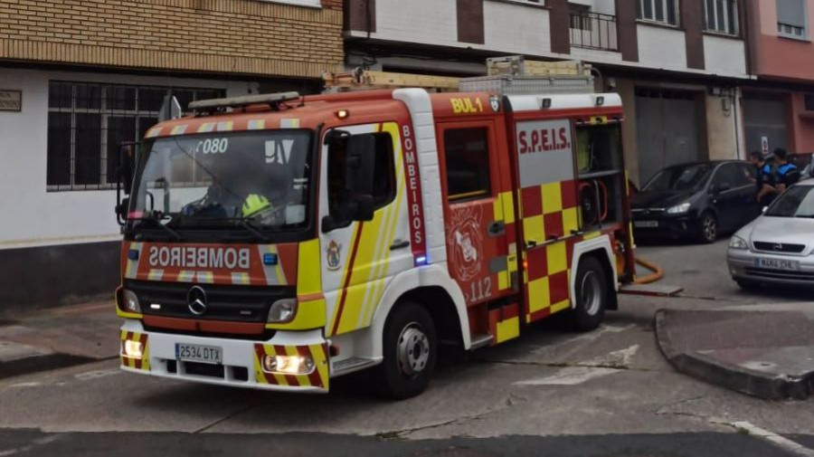 La explosión de un electrodoméstico en la calle San Benigno, en Narón, moviliza al Speis