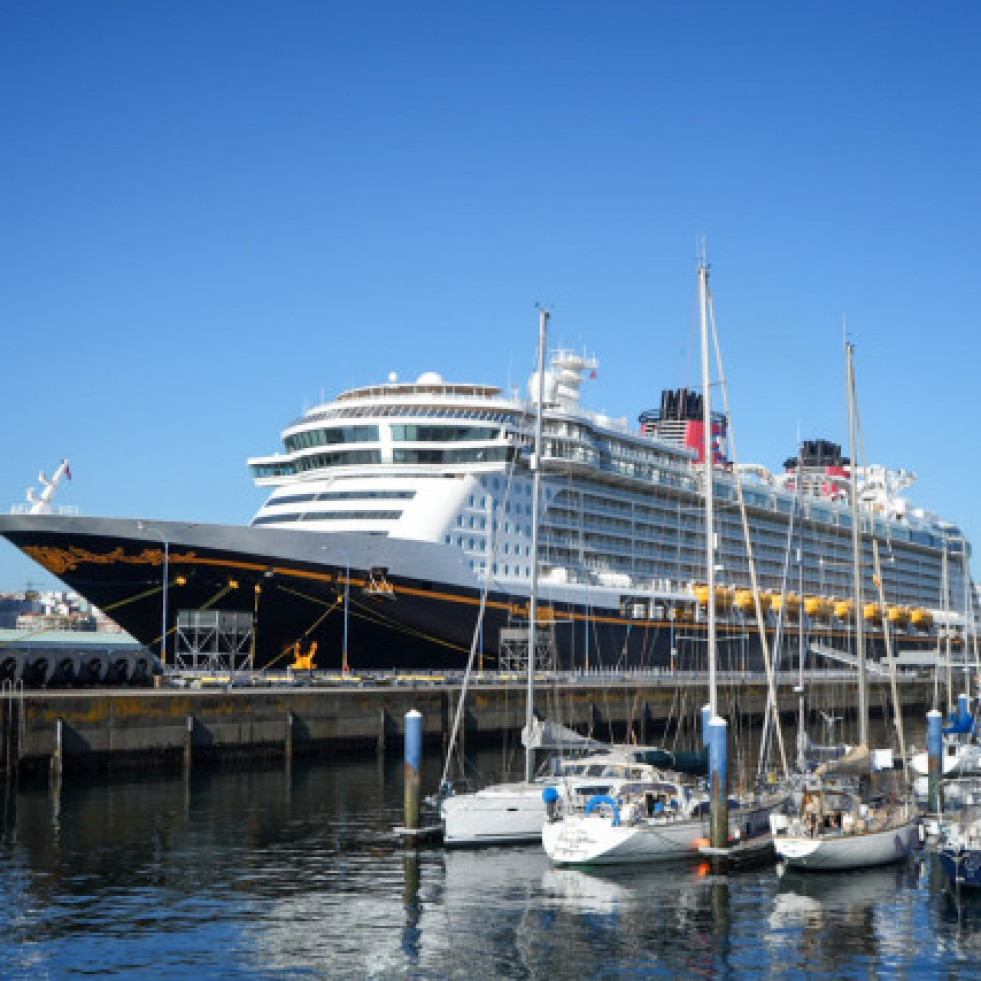 Un padre salta desde un crucero para rescatar a su hija que había caído al mar