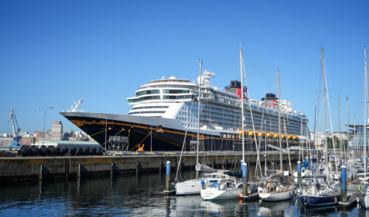 Un padre salta desde un crucero para rescatar a su hija que había caído al mar